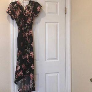 Flowery Maternity Dress - super flattering!